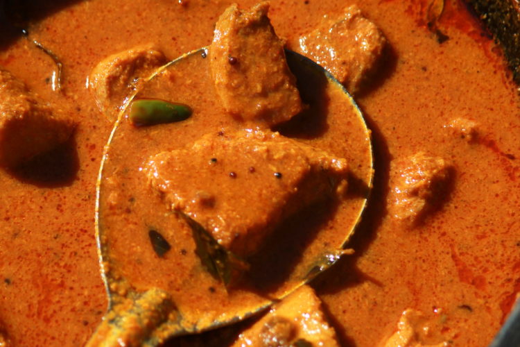 Kerala Style Tuna Curry - Nadan Choora Meen Curry|kothiyavunu.com