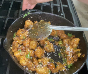 adding white seasame seeds to honey chilli chicken|kothiyavunu.com