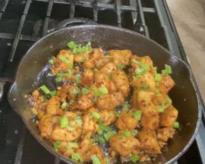 adding spring onion honey chilli chicken|kothiyavunu.com